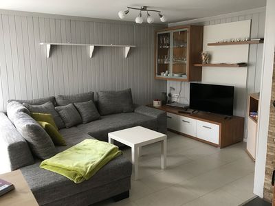 Wohnzimmer mit Couch und TV in Meiers Ferienhaus in Tambach-Dietharz