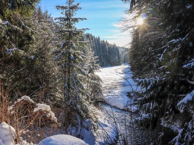 Der Apfelstädter Grund im Winter mit Fluß in der Talsperrenregion in Tambach-Dietharz