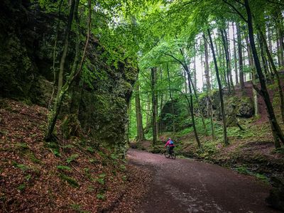 Radfahrerin im Felsental in Bad Tabarz in der Inselsbergregion im Thüringer Wald