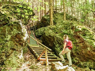 Wanderer unterwegs in Bad Tabarz auf dem Vulkansteig / GeoRoute 8 (Inselsbergregion) im UNESCO Global Geopark Thüringen Inselsberg – Drei Gleichen